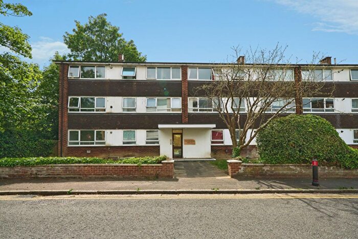 3 Bedroom Flat For Sale In Crakers Mead, Watford, WD18