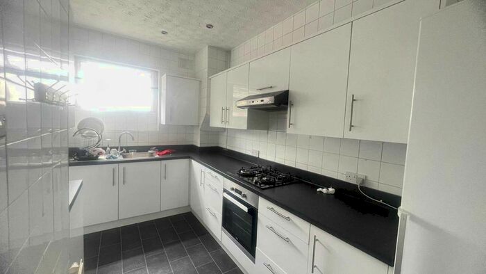 3 Bedroom Semi-Detached House To Rent In Chigwell Road, South Woodford, E18