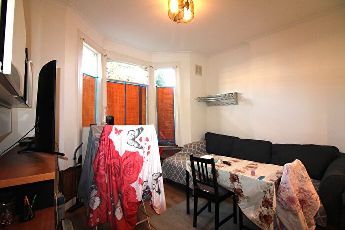 1 Bedroom Flat To Rent In Longley Road, London, SW17