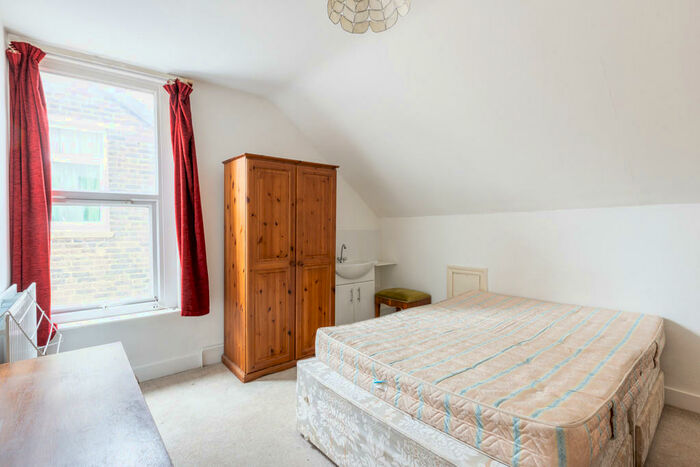 Studio To Rent In Grovehill Road, RH1