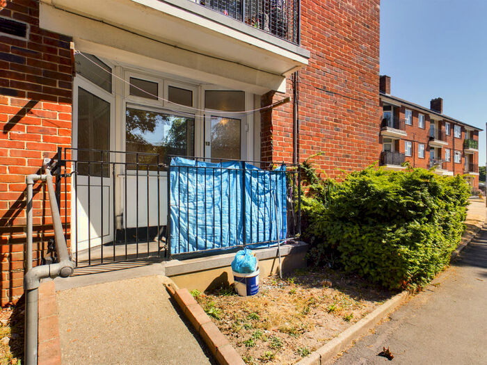 3 Bedroom Flat To Rent In Ashurst Road, Cosham, Portsmouth, PO6