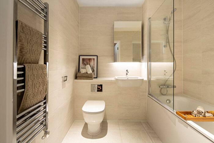 3 Bedroom Flat To Rent In Fizzy Ea A - Silvertown Way, London, E16