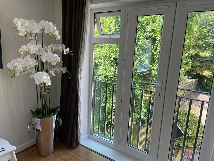 2 Bedroom Flat To Rent In Stretton Court, Weybridge, KT13