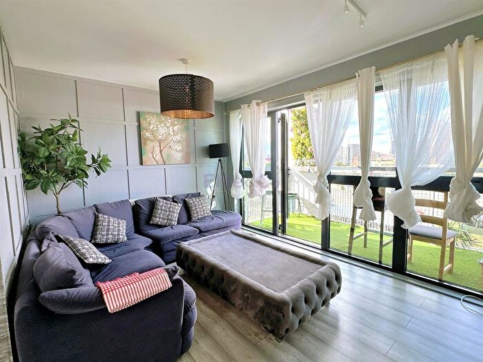 2 Bedroom Flat To Rent In Leven Road, London, E14