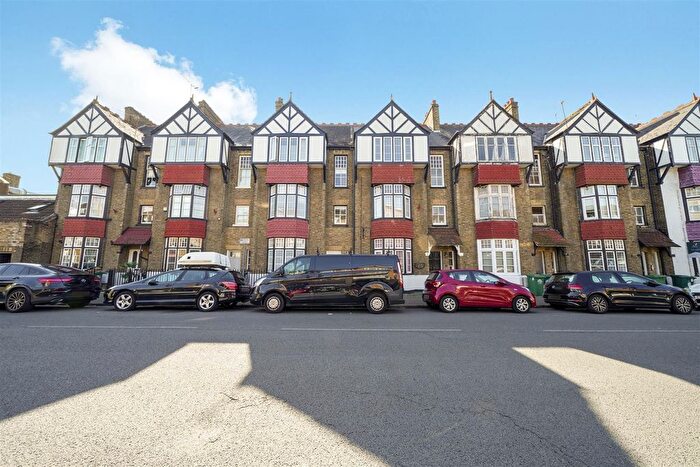 1 Bedroom Flat To Rent In The Avenue, Sunbury-On-Thames, TW16