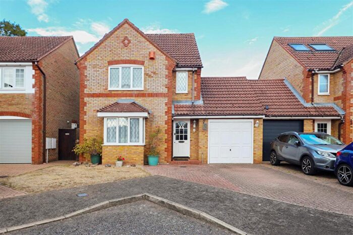 3 Bedroom Link Detached House For Sale In Martindale, Iver, SL0