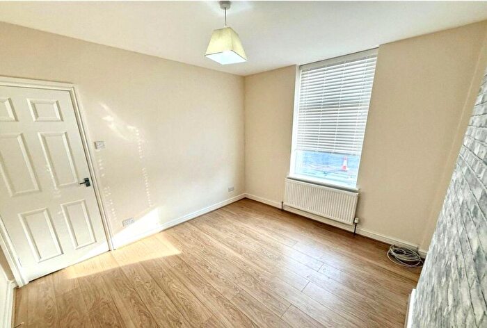 3 Bedroom Flat To Rent In Darlan Road, London, SW6
