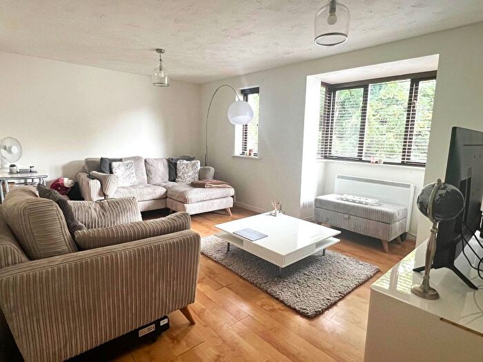 2 Bedroom Flat To Rent In Varsity Drive, Twickenham, TW1