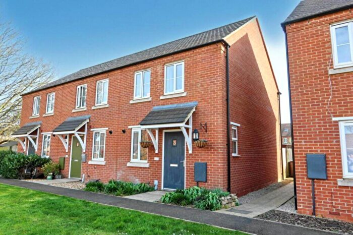 2 Bedroom End Of Terrace House For Sale In Pargeter Close, Banbury, OX17
