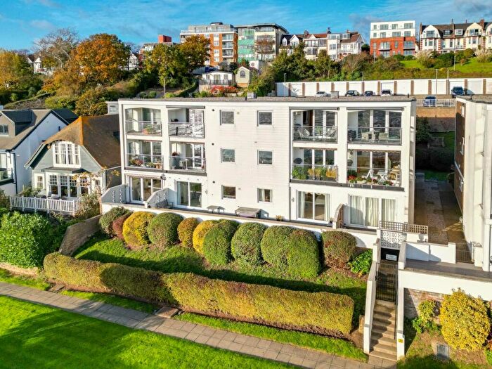 2 Bedroom Flat For Sale In Undercliff Gardens, Leigh-On-Sea, SS9