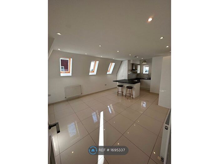 2 Bedroom Flat To Rent In Wayside, London, NW11