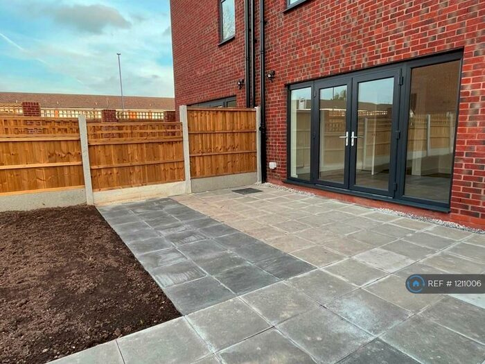 4 Bedroom Semi-Detached House To Rent In William Chadwick Close, Manchester, M40