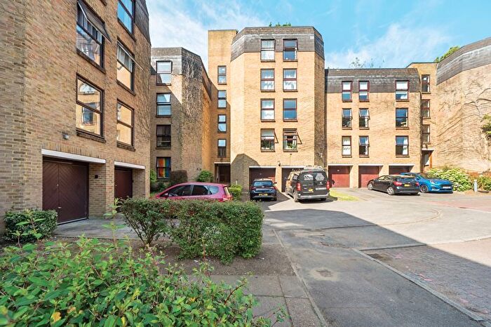 2 Bedroom Flat To Rent In Charterhouse Road, Godalming, GU7