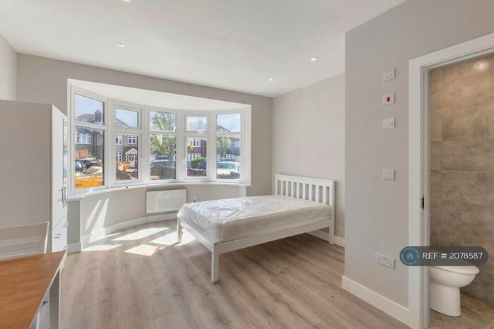 Studio To Rent In Green Lane, London, SE9