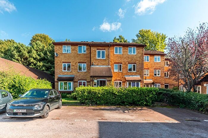 2 Bedroom Flat To Rent In Greenway Close, London, N11