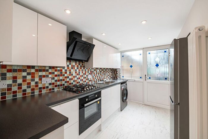 3 Bedroom Flat To Rent In Croydon Road, Reigate, RH2