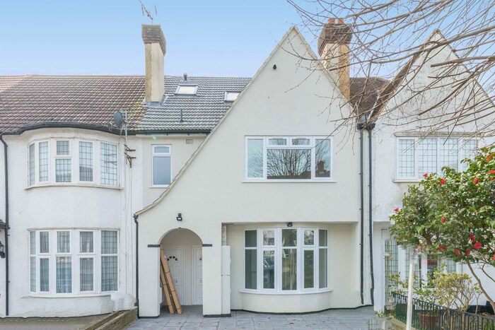 2 Bedroom Maisonette To Rent In Woodland Way, London, NW7