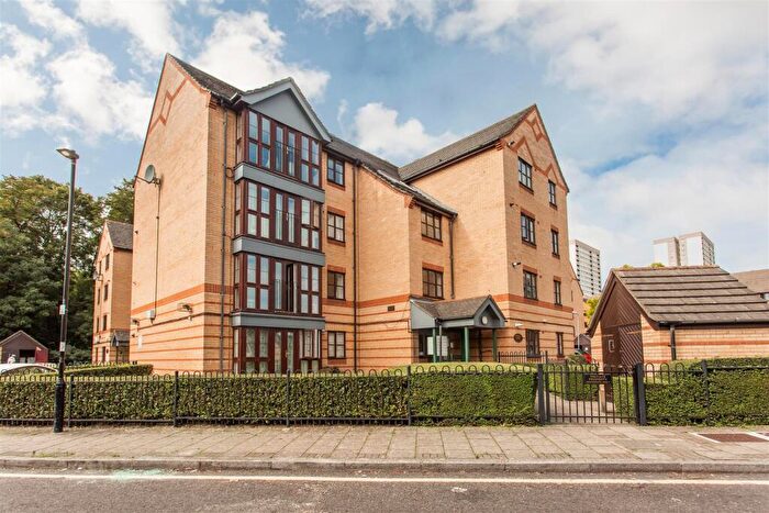 2 Bedroom Flat To Rent In Consul House, Bow, London, E3