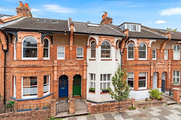 2 Bedroom Flat For Sale In Warwick Road, Hampton Wick, KT1