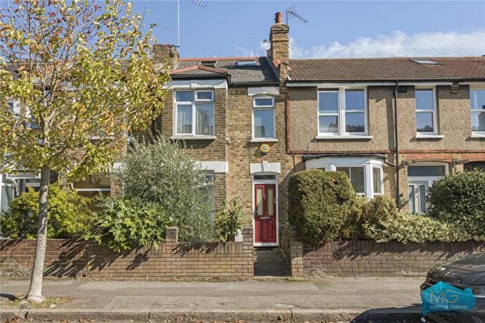 3 Bedroom Terraced House For Sale In Coleridge Road, London, N12