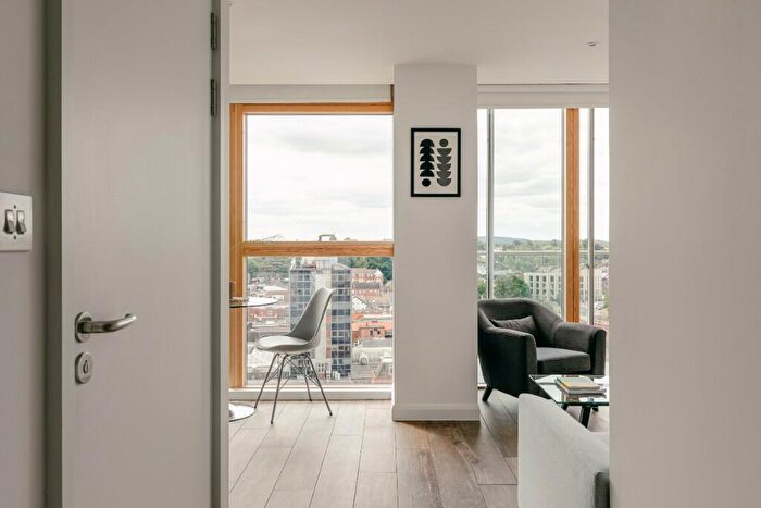 Studio To Rent In Queen Street, Maidenhead, Berkshire, SL6