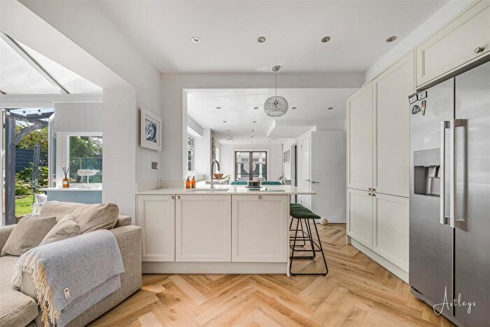 4 Bedroom Detached House For Sale In Woollacott Drive, Newton, Swansea, SA3