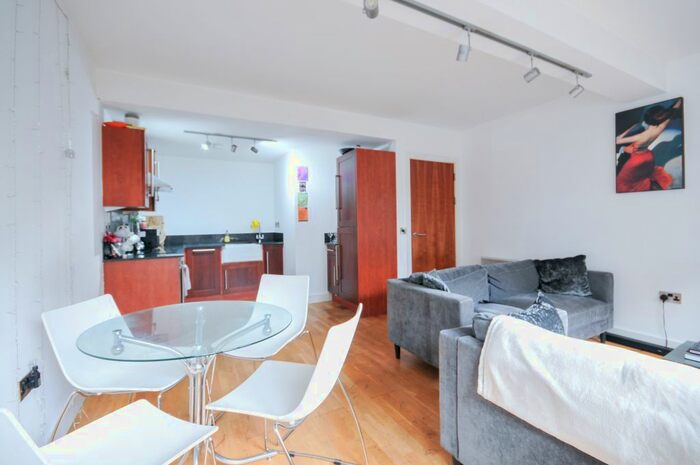 2 Bedroom Flat To Rent In Oldham Road, Manchester, M4