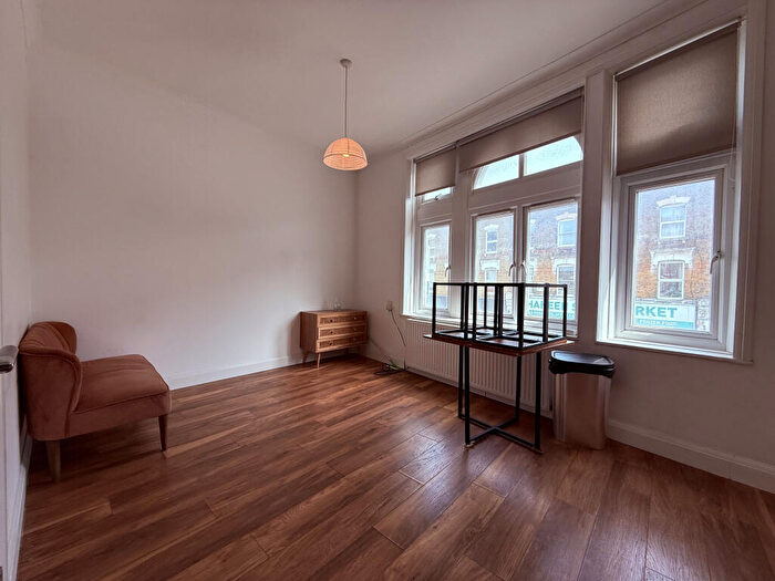 2 Bedroom Flat To Rent In Stoke Newington High Street, London, N16