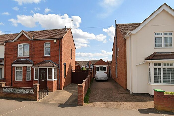 3 Bedroom House To Rent In Queens Park, MK40