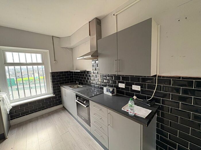 4 Bedroom Flat To Rent In White Abbey Road, Bradford, West Yorkshire, BD8
