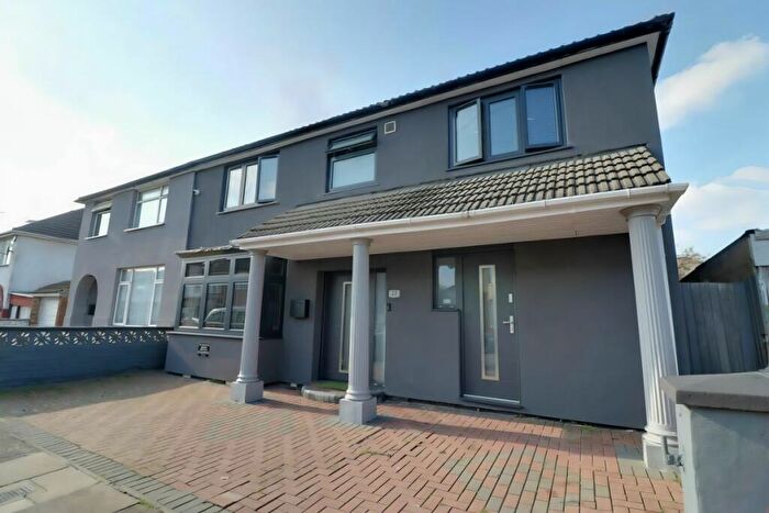 6 Bedroom Semi-Detached House For Sale In Fitzroy Avenue, Luton, LU3