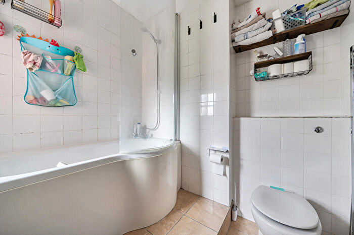 2 Bedroom Apartment For Sale In Western Elms Avenue, Reading, Berkshire, RG30