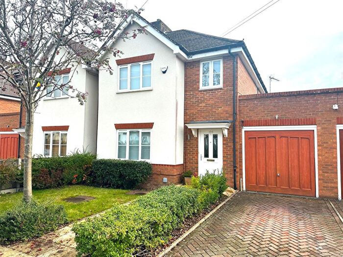 4 Bedroom Semi-Detached House To Rent In Courtlands Drive, Watford, WD17