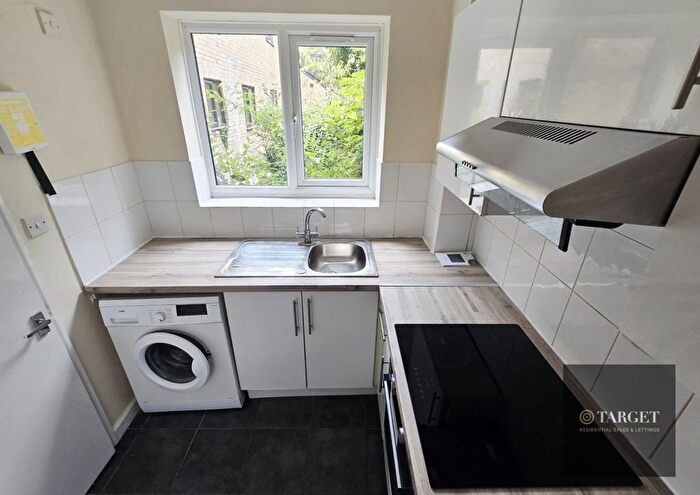 1 Bedroom Flat To Rent In Stratham Grove, N18