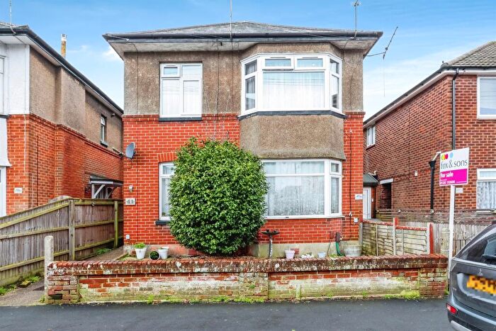 2 Bedroom Flat For Sale In Draycott Road, Bournemouth, BH10