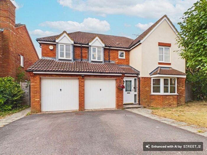 5 Bedroom Detached House For Sale In Farriers Close, Bramley, RG26
