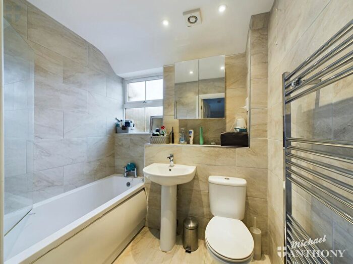 2 Bedroom Flat For Sale In Alder Road, Weston Turville, Aylesbury, Buckinghamshire, HP22