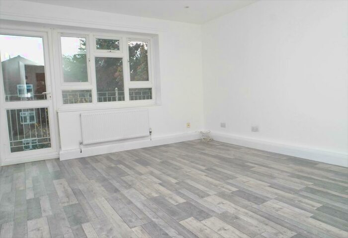 2 Bedroom Flat To Rent In Gunner Lane, Woolwich, London, SE18