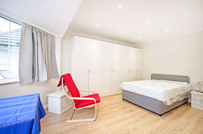 Studio To Rent In Clifton Gardens, Temple Fortune, London, NW11