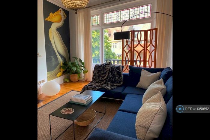 2 Bedroom Flat To Rent In Royal Buildings, Penarth, CF64