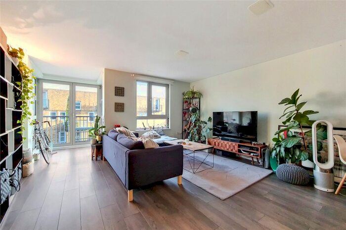 2 Bedroom Flat To Rent In Buckler Court, Eden Grove, N7