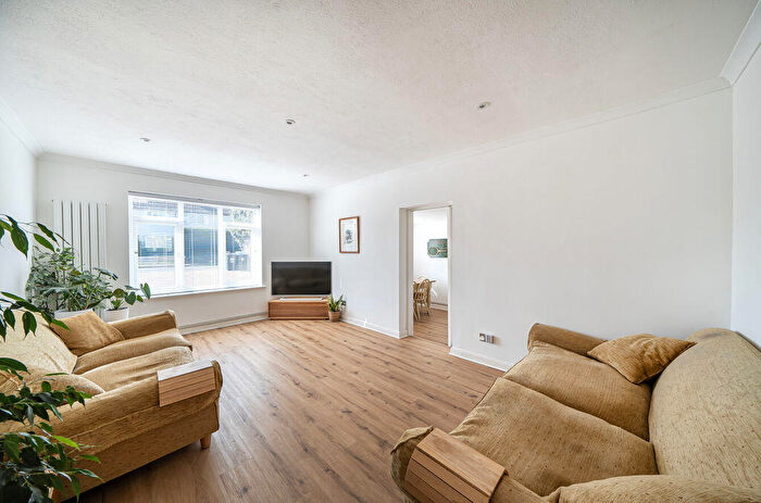 4 Bedroom Detached House For Sale In Macaulay Road, Caterham, CR3