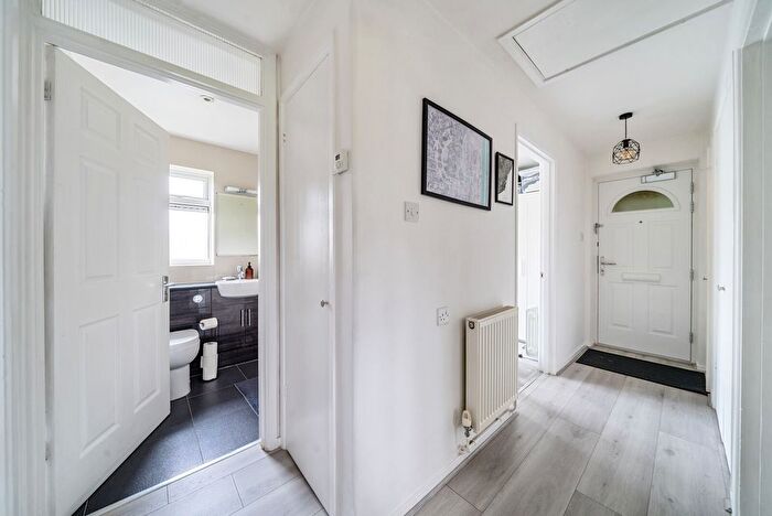 2 Bedroom Flat For Sale In Ferney Road, Byfleet, KT14