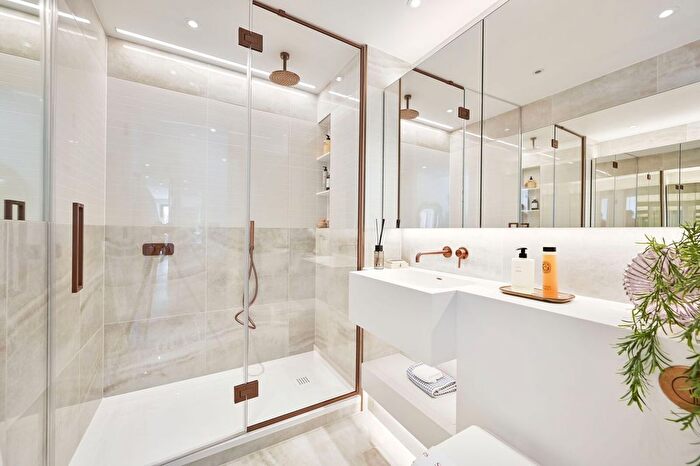 3 Bedroom Flat For Sale In White City Living, White City, W12