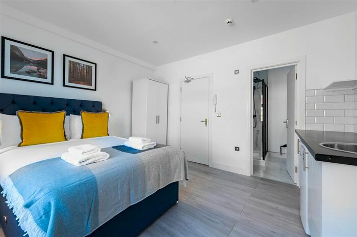 Studio To Rent In Upper Richmond Road West (), London, SW14