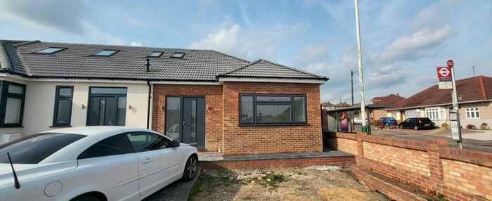 4 Bedroom Bungalow To Rent In Heather Close, Romford, Essex, RM1