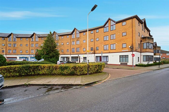 2 Bedroom Flat For Sale In Comer Crescent, Southall, UB2