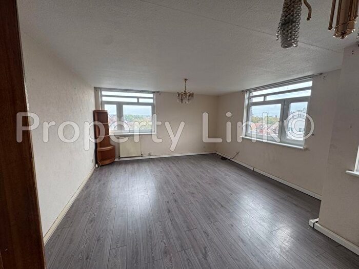 2 Bedroom Flat To Rent In Park Avenue, Ilford, IG1