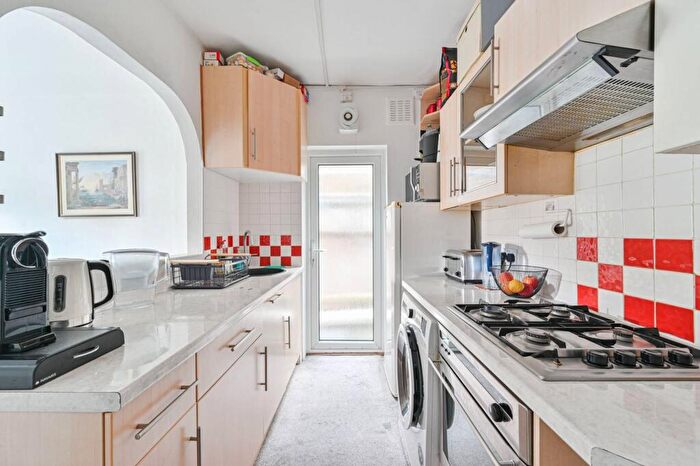 2 Bedroom Flat To Rent In Dunstans Road, East Dulwich, London, SE22