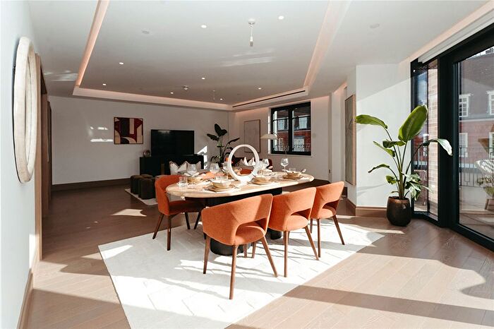 3 Bedroom Flat To Rent In Lucan Place, Chelsea, London, SW3